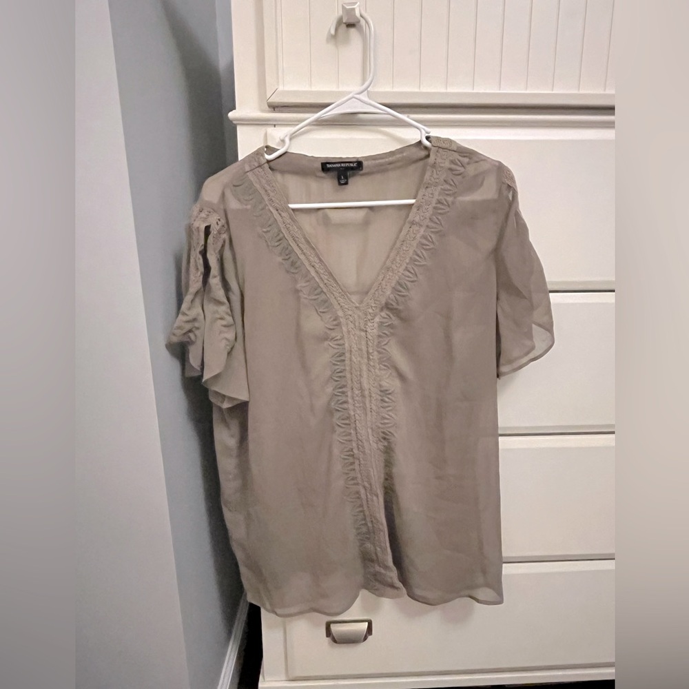 Women’s Banana Republic olive green sheer top - size L